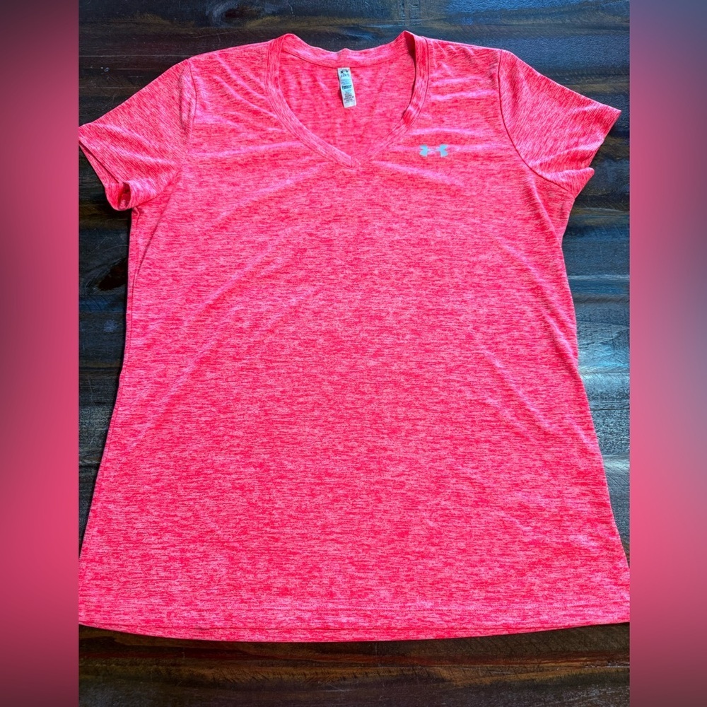 Under Armour HeatGear V-Neck Performance Tee  EUC